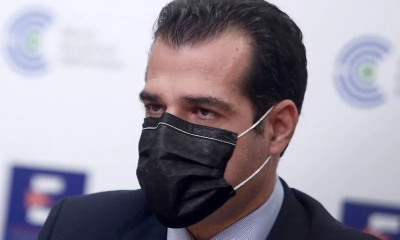 Πλεύρης: Τον «στόλισαν» οι υγειονομικοί έξω από το υπουργείο – Επιμένει τιμωρητικά για αναστολή όλο το 2022!