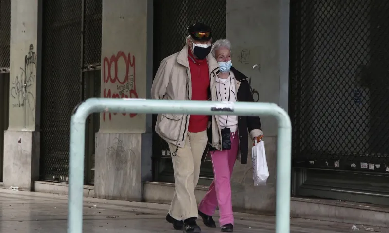 Σκέψεις για κατάργηση του προστίμου των 100 ευρώ για τους ανεμβολίαστους άνω των 60 ετών