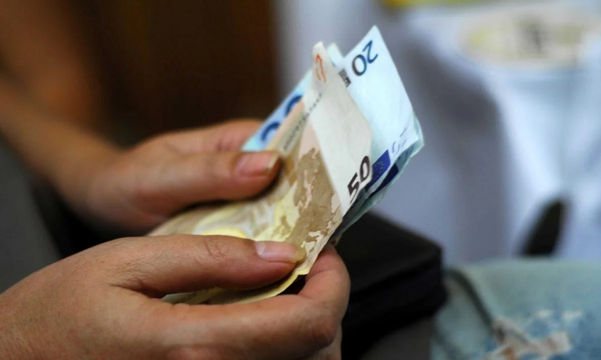 Το ότι η κυβέρνηση πετάξει ξεροκόμματα αντί να δώσει λύσεις είναι γνωστό. Τώρα, ένα νέο χαράτσι ξεπερνά κάθε όριο!