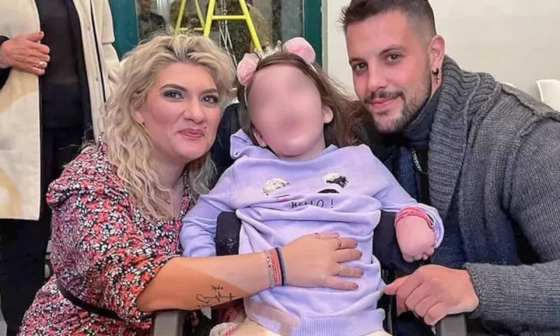 Πάτρα: Χαμός στο Twitter για τα 3 νεκρά παιδιά και τις αντιδράσεις έξω από το σπίτι