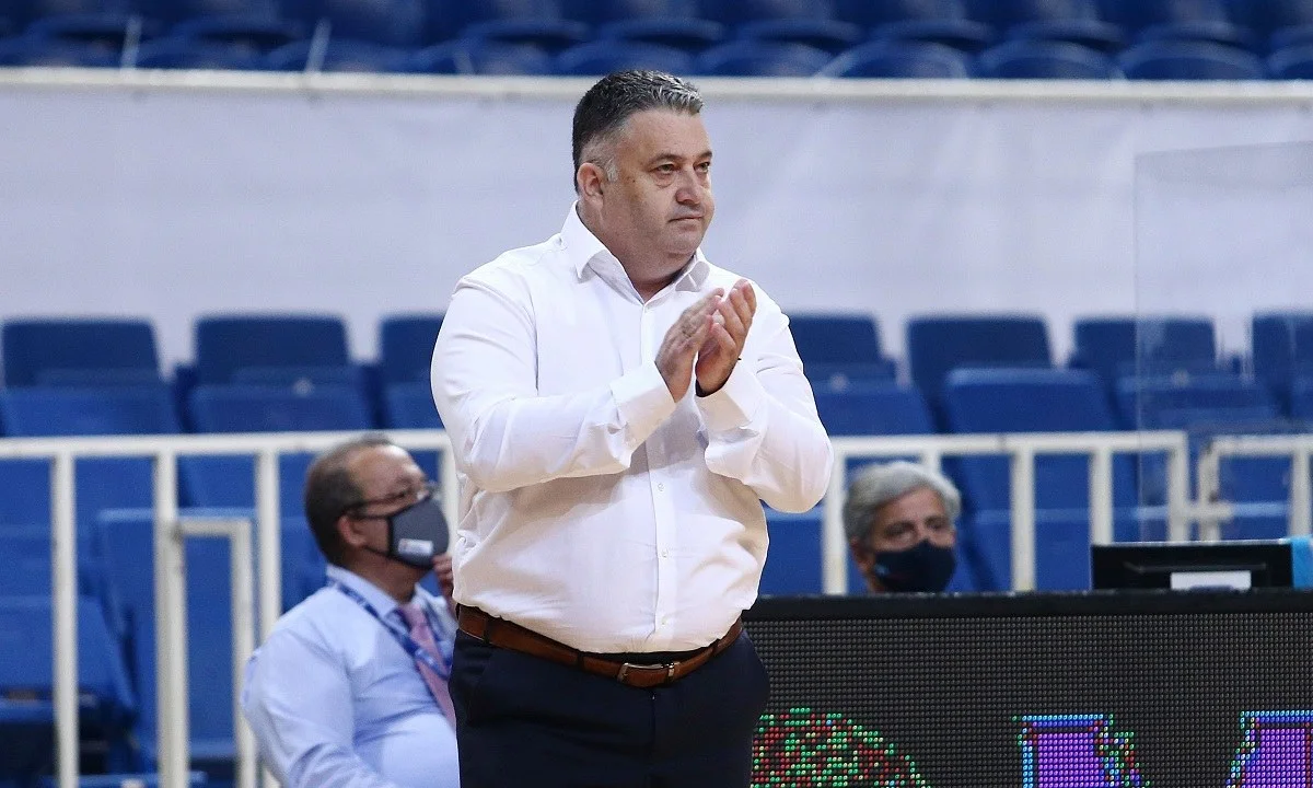 Ο Μάκης Γιατράς γυρνά και πάλι στους πάγκους, καθώς η ΕΟΚ ανακοίνωσε πως αναλαμβάνει τη θέση του ομοσπονδιακού τεχνικού στην Εθνική Νέων.