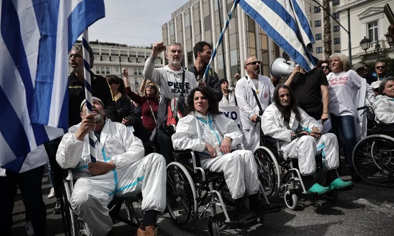 Υγειονομικοί: Δεν το βάζουν κάτω οι απεργοί πείνας απέναντι στην εκδικητική αναστολή εργασίας
