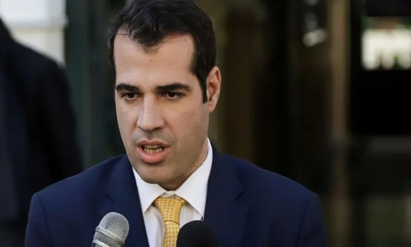 Εικόνες αυταρχικού καθεστώτος: O Θ. Πλεύρης περπατούσε στους διαδρόμους του Θριάσιου με πάνοπλη συνοδεία ΟΠΚΕ!