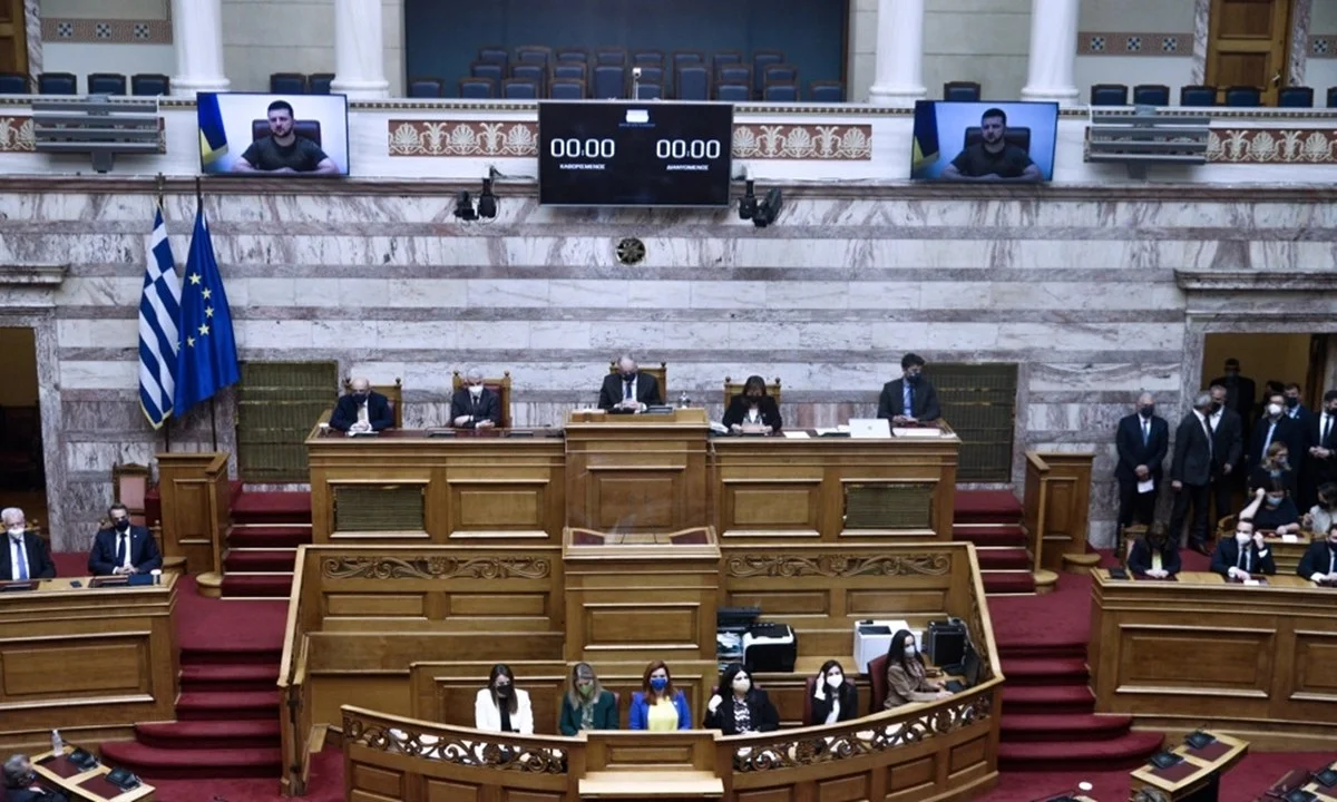 Στιγμή ιστορικής ντροπής για την Ελληνική Βουλή, αφού σε βίντεο που πρόβαλλε ο Βολοντίμιρ Ζελένσκι εμφανίστηκε «ομογενής» που παραδέχθηκε πως ανήκει στο ναζιστικό τάγμα Αζόφ!