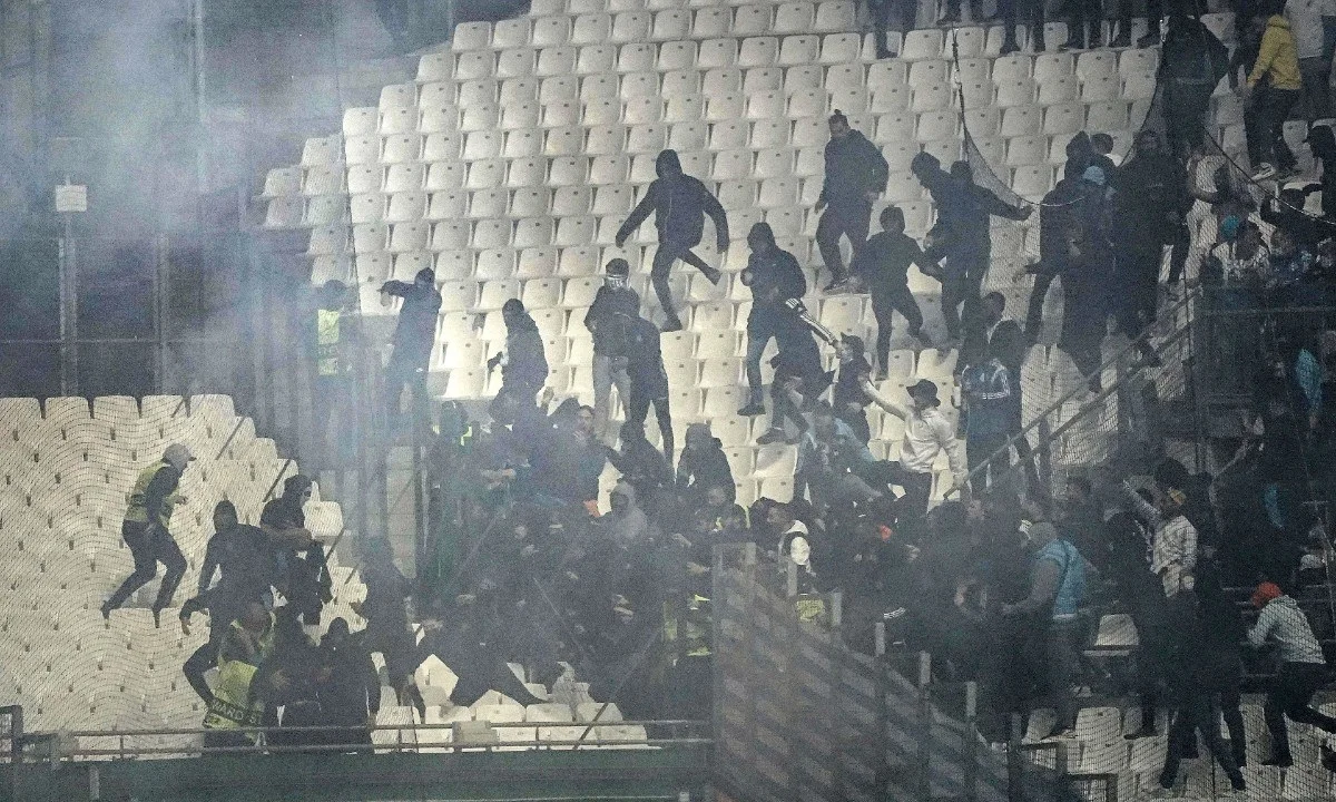 Αποδεικτικό βίντεο δείχνει ένα από τα δεκάδες «ντου» των οπαδών της Μαρσέιγ προς την κερκίδα των οπαδών του ΠΑΟΚ στο ματς του «Βελοντρόμ».
