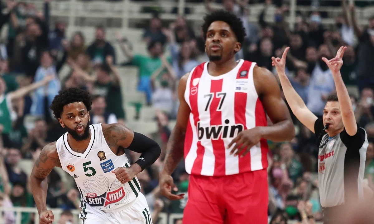 Ο Ολυμπιακός πήρε το ντέρμπι (68-62) στο ΟΑΚΑ απέναντι στον Παναθηναϊκό κι εξασφάλισε την πρώτη θέση στη βαθμολογία της Κανονικής Περιόδου στην Basket League.