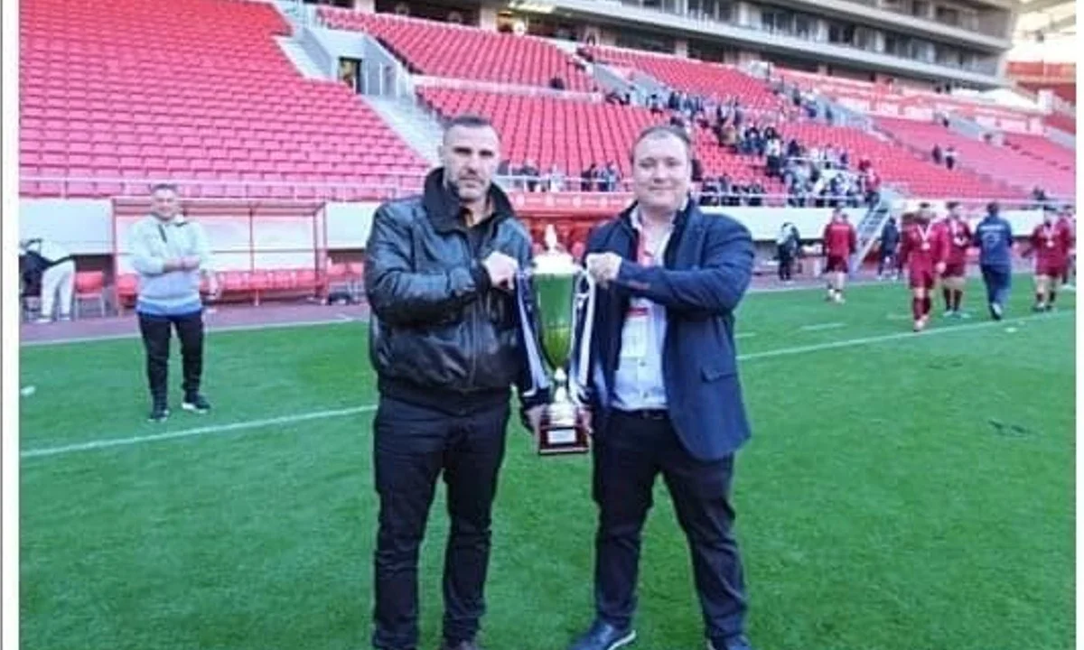 ΕΠΣ Πειραιά: Ο Κώστας Φούντας χαίρεται αυτό που κάνει και αυτονόητα αγκαλιάζει με αγάπη και ζεστασιά, όλους τους παίκτες.
