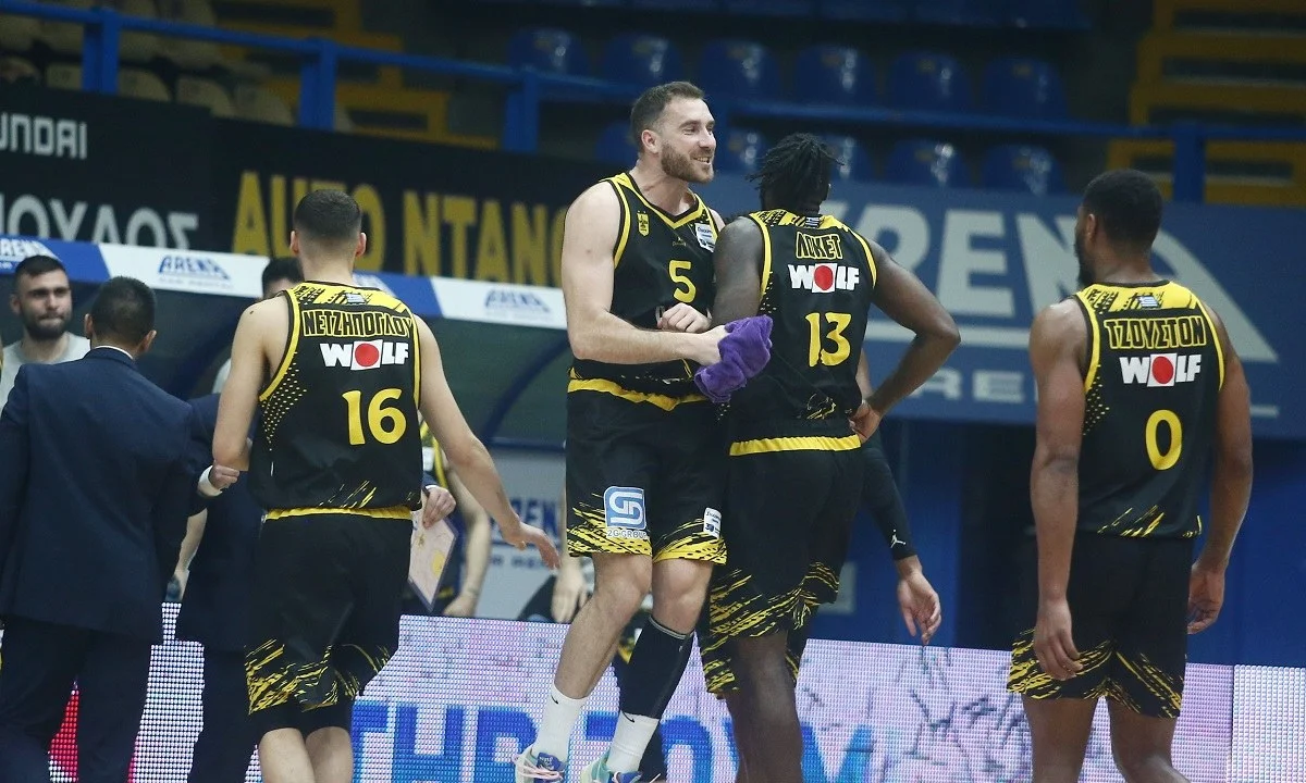 Ο Άρης πέταξε για τα πλέι οφ της Basket League μετά τη μεγάλη νίκη του (70-67) στο Περιστέρι και παρά τα προβλήματά του.