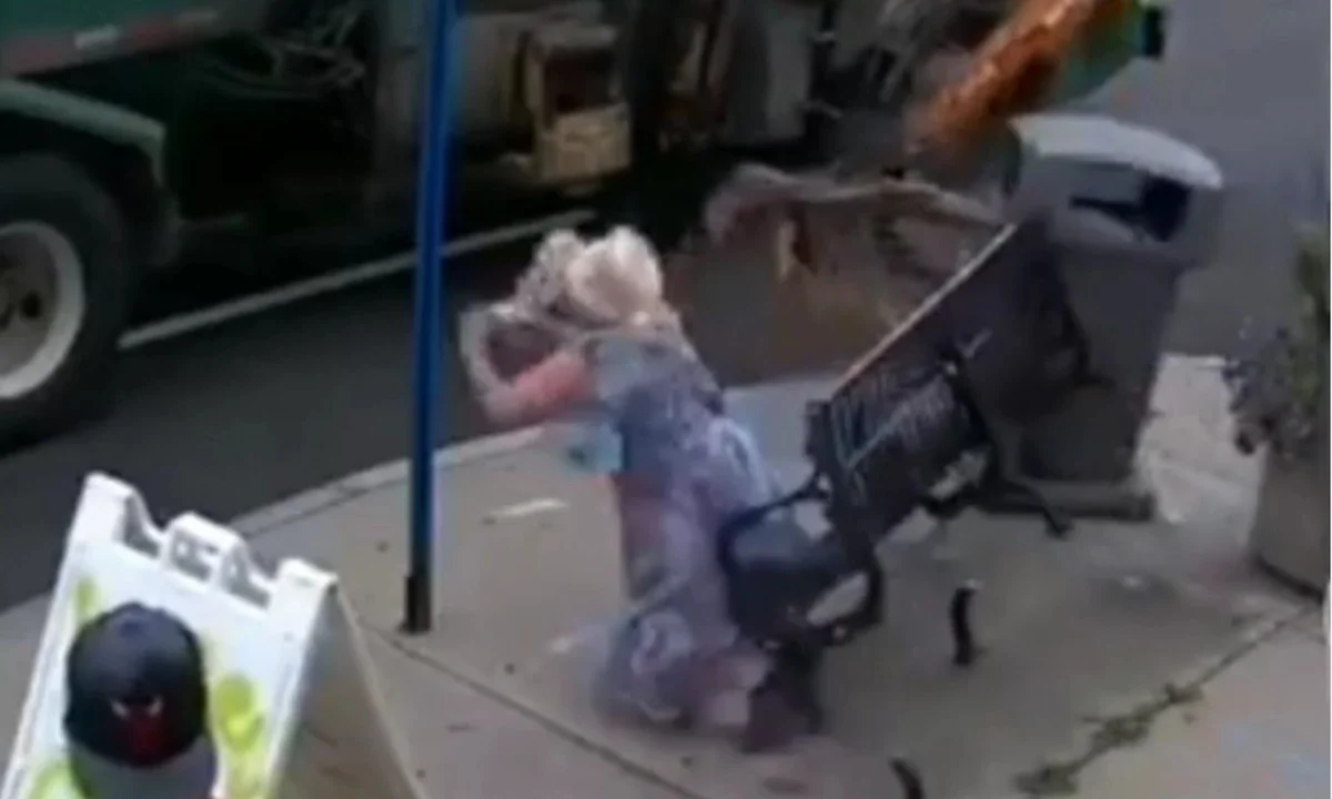Viral έχει γίνει ένα βίντεο, στο οποίο απορριμματοφόρο-ρομπότ τα κάνει... θάλασσα στην προσπάθεια για την αποκομιδή σκουπιδιών.