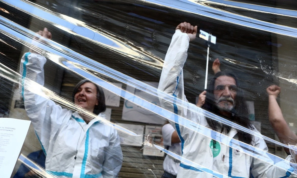 Για ακόμα μία μέρα οι υγειονομικοί συνεχίζουν τον αγώνα τους, θέλοντας να βάλουν ένα τέλος στους διαχωρισμούς και τους αποκλεισμούς.