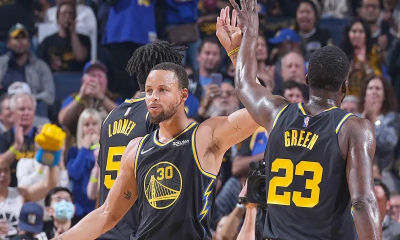 NBA Αποτελέσματα: «Πέταξαν» για τα ημιτελικά Γουόριορς και Μπακς (vids)