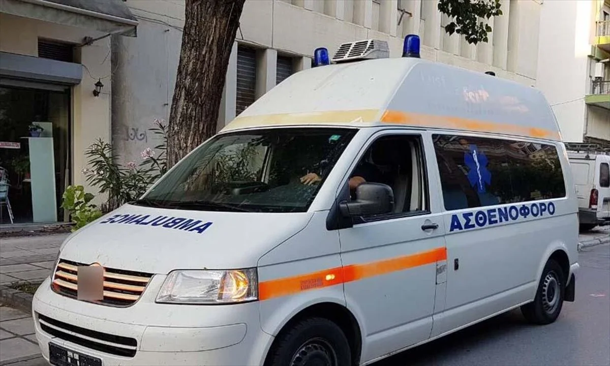 Αντί να ενισχύει το ΕΚΑΒ, το υπουργείο Υγείας μισθώνει με ζεστό κρατικό χρήμα 5 ασθενοφόρα για 4 νοσοκομεία της Αττικής.