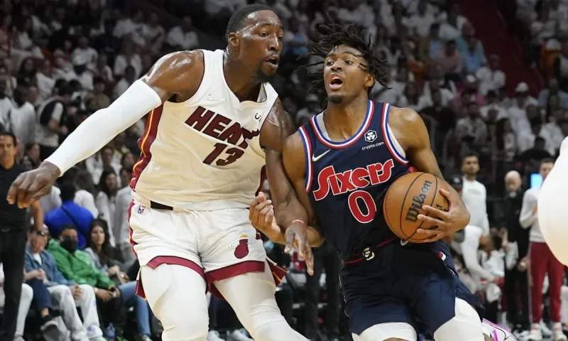 NBA Αποτελέσματα: Ασταμάτητοι οι Χιτ και 2-0 κόντρα στους Σίξερς - Ισχυρό προβάδισμα για τους Σανς