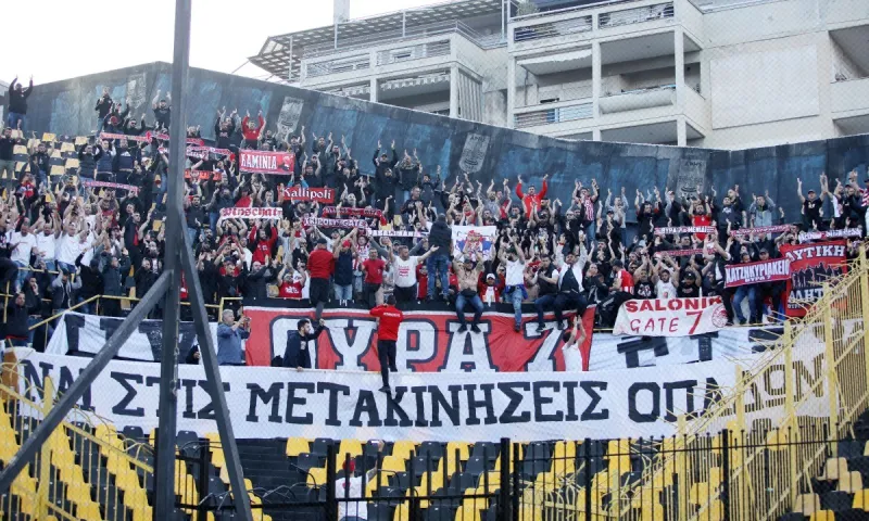 Άρης - Ολυμπιακός: Οπαδοί των «ερυθρόλευκων» στο Βικελίδης