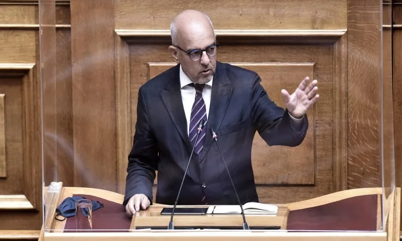 Στον κόσμο τους: O Μ. Παπαδημητρίου τα έβαλε με τις σόμπες και τους πολίτες που δεν βάζουν διπλά παράθυρα!