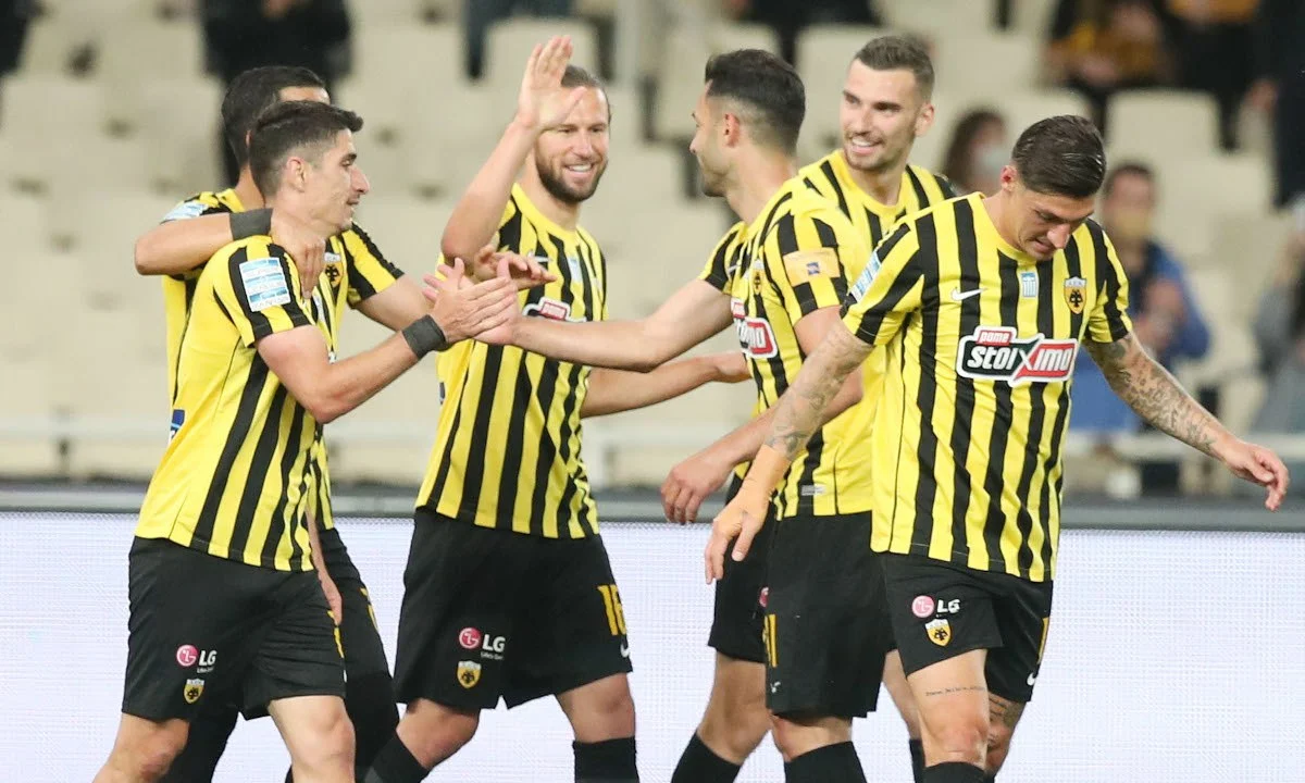 Οι ποδοσφαιριστές της ΑΕΚ πανηγυρίζουν