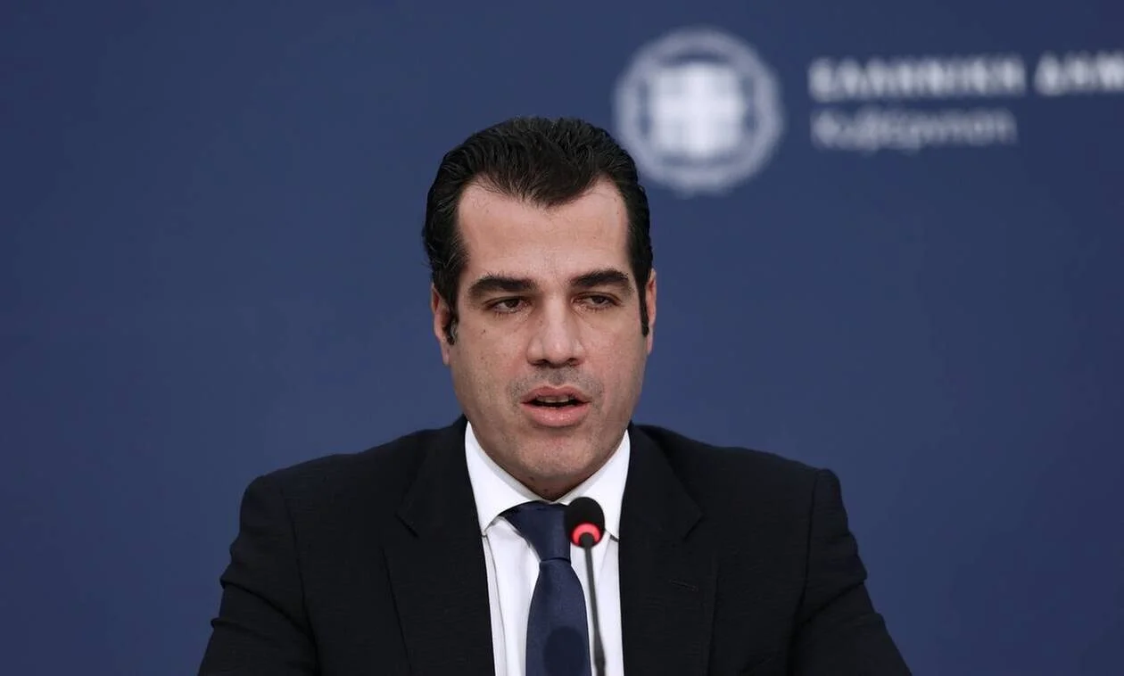 Προσωρινή κατάργηση της χρήσης μάσκας μέχρι να... φύγουν οι τουρίστες ανακοίνωσε ο Θάνος Πλεύρης. Ποιοι χώροι εξαιρούνται