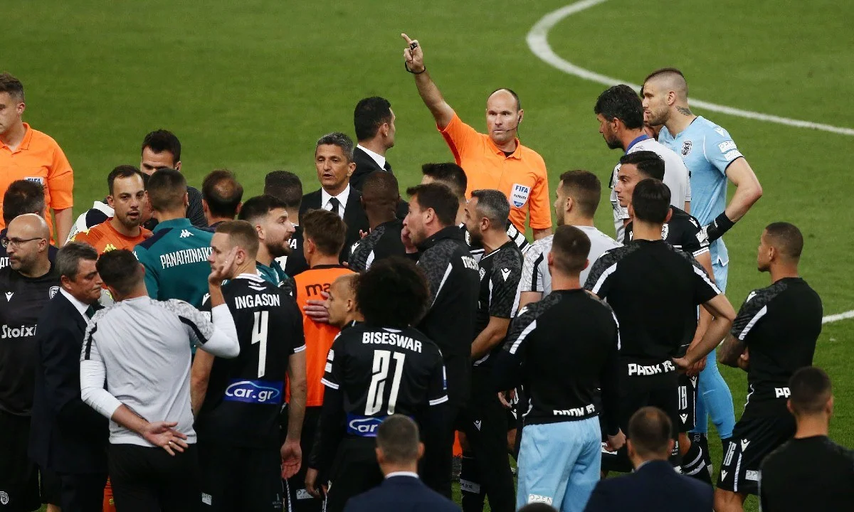 Παναθηναϊκός - ΠΑΟΚ: «Εμπόλεμη» ζώνη ο χώρος των αποδυτηρίων στην διακοπή του τελικού του Κυπέλλου! Η... σπίθα που άναψε τη φωτιά!