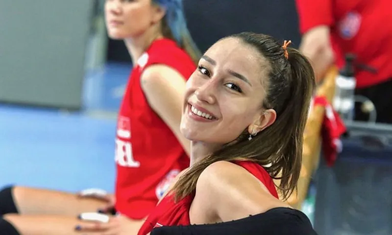 Τoυρκία: Τουρκάλα αθλήτρια του βόλεϊ έβαλε μίνι και τους τρέλανε