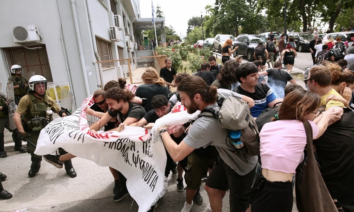 Έντονες είναι οι αντιδράσεις των χρηστών του Twitter με αφορμή τον τραυματισμό ενός φοιτητή κατά τη διάρκεια επεισοδίων στο ΑΠΘ.
