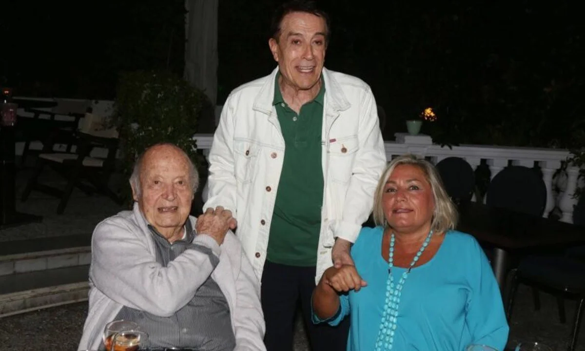 «Φτωχότερος» είναι πια ο ελληνικός καλλιτεχνικός κόσμος καθώς έφυγε από τη ζωή ο μεγάλος ερμηνευτής Δάκης. Ο Δάκης έφυγε σε ηλικία 79 ετών.