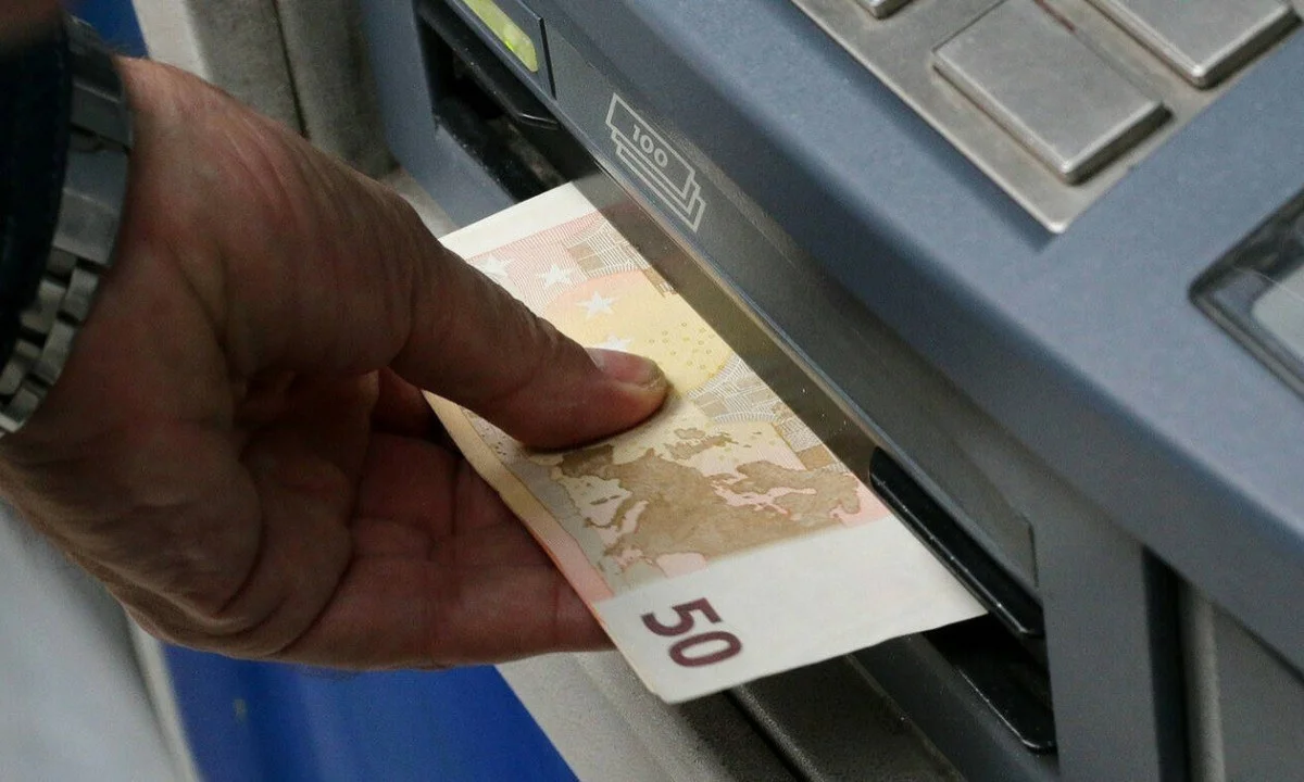 Συντάξεις: Το υπουργείο Εργασίας και ο ΕΦΚΑ ετοιμάζονται να ανακοινώσουν πότε θα λάβουν αυξήσεις και αναδρομικά οι δικαιούχοι συνταξιούχοι.