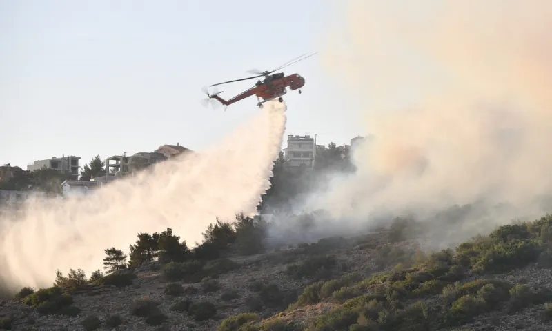 Φωτιά στη Βούλα: Σε ύφεση η πυρκαγιά – Τεράστια η δύναμη της Πυροσβεστικής!