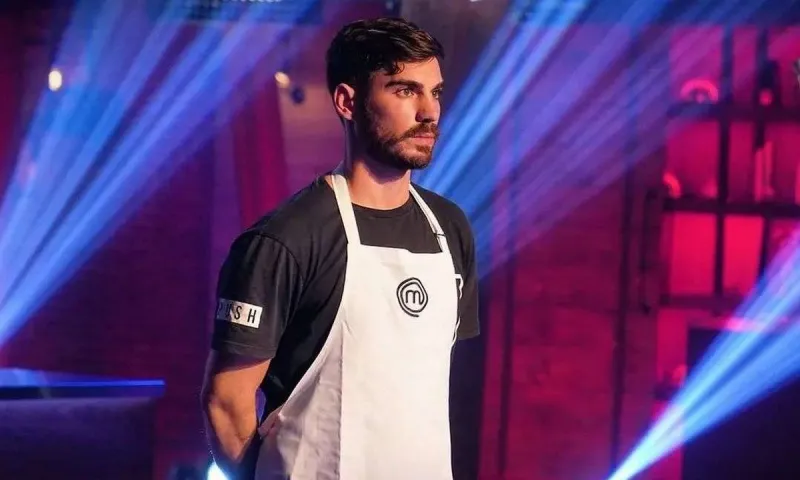 MasterChef τελικός: Ο φιναλίστ σωσίας του Άκη Πετρετζίκη έτοιμος για τον τίτλο!
