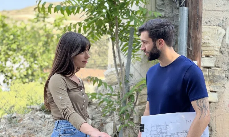 Η γη της ελιάς επόμενα επεισόδια: Ο Κωνσταντίνος παραιτείται από την εγκληματική οργάνωση του Δημοσθένη!
