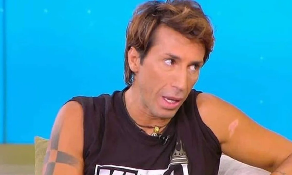 Survivor: Ο Κωνσταντίνος Εμμανουήλ συνεχίζει να τραβά τα βλέμματα... ξαναχτυπώντας στην εκπομπή του ΣΚΑΪ, Love it.