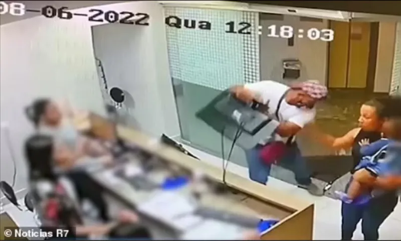 Oδοντίατρος έβαλε μικροτσίπ σε δόντι γυναίκας - Δείτε τι έγινε μόλις το βρήκε ο άντρας της