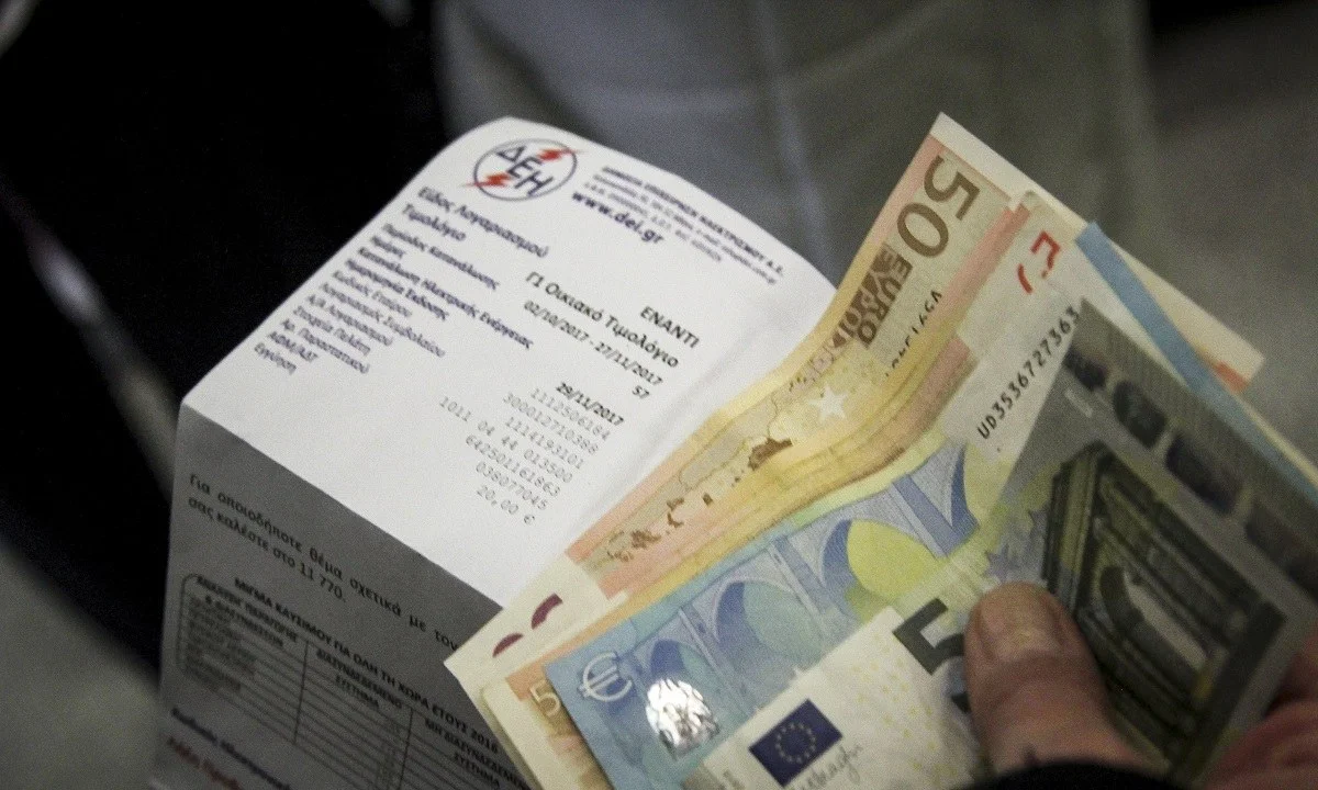 Ηλεκτρικό ρεύμα: Χάος έχει προκληθεί από την λεπτομέρεια της υπουργικής απόφασης για τις επιστροφές ρεύματος έως 600 ευρώ.