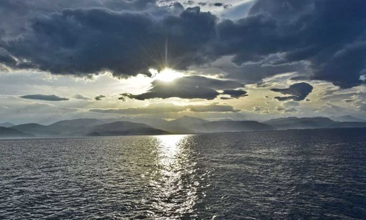Καιρός (14/6): Ηλιοφάνεια με λίγες τοπικές νεφώσεις, ο καιρός την Τρίτη 14/6/2022, όμως από το απόγευμα αναμένουμε βροχές και καταιγίδες.