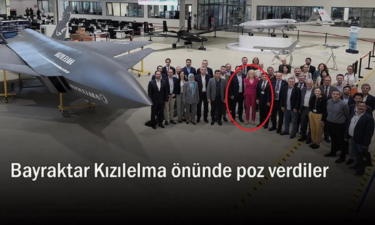Ελληνοτουρκικά: Αφού η Τζάκρη και καλά τσακώθηκε με τον Ακάρ μετά πήγε να βγάλει φωτογραφίες με τα Bayraktar