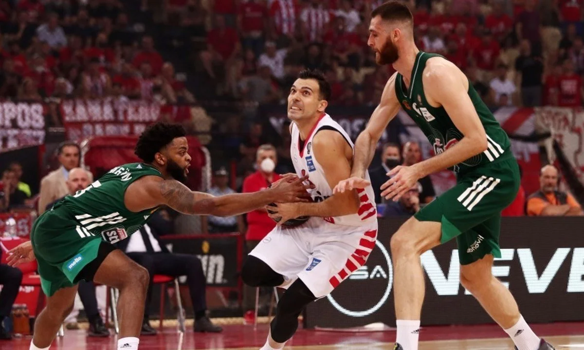 Ένα βήμα μακριά από την κατάκτηση του πρωταθλήματος της Basket League βρίσκεται ο Ολυμπιακός, ο οποίος υποδέχεται τον Παναθηναϊκό στο ΣΕΦ.