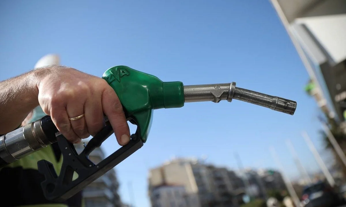 Fuel Pass 2: Την ώρα που οι τιμές στις παραλίες τσούζουν πιο πολύ από τσίμπημα μέδουσας, η νέα επιδότηση καυσίμων φαντάζει ως μια.. σταγόνα.
