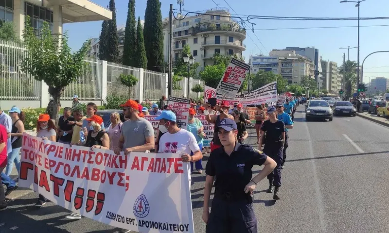 Υγειονομικοί: Πορεία της ΠΟΕΔΗΝ κατά της υποχρεωτικότητας του εμβολιασμού!
