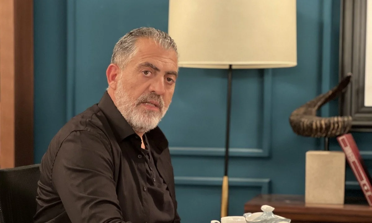 Η γη της ελιάς επόμενα επεισόδια: Ο Δημοσθένης τσακίζει τον Κωνσταντίνο