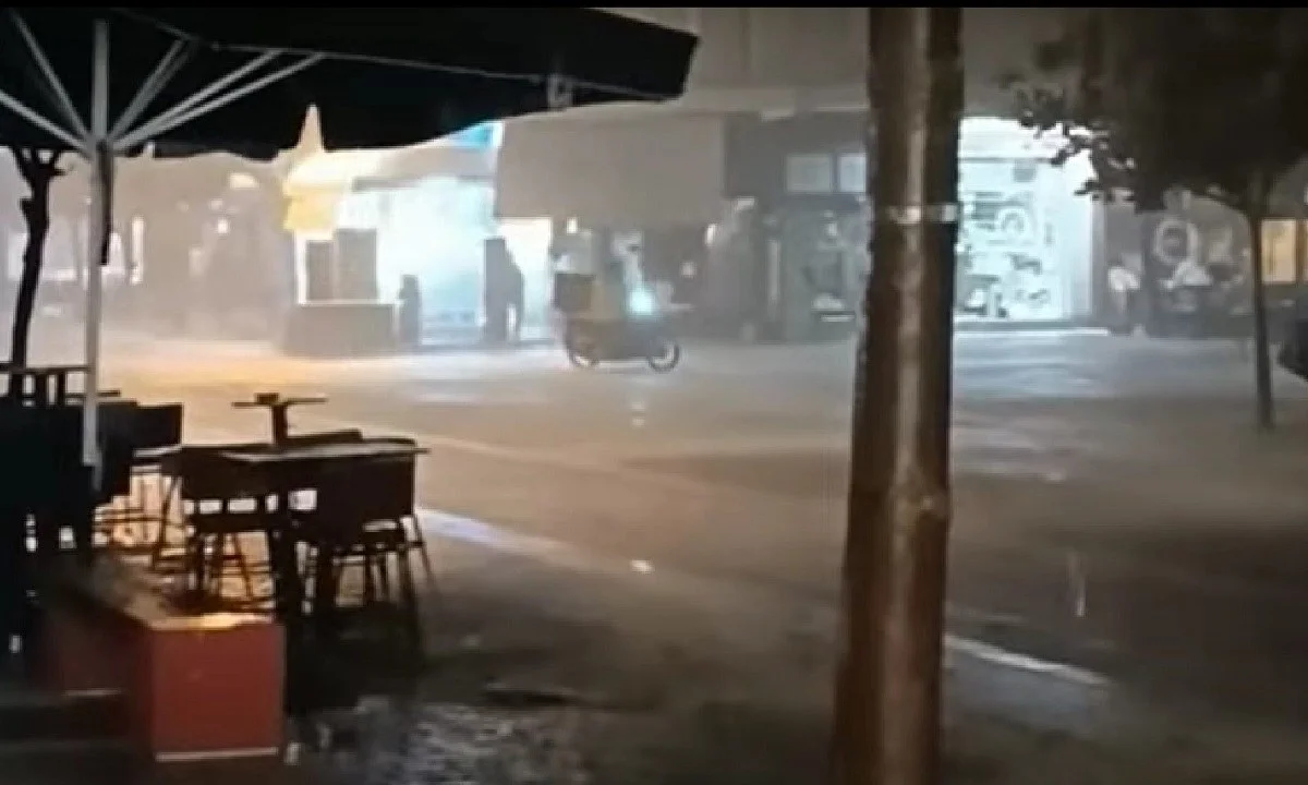 Viral: Την ώρα που άνοιξαν οι ουρανοί, ένας ντελιβεράς ήταν στο δρόμο, αποδεικνύοντας για άλλη μια φορά τις δυσκολίες του επαγγέλματος.