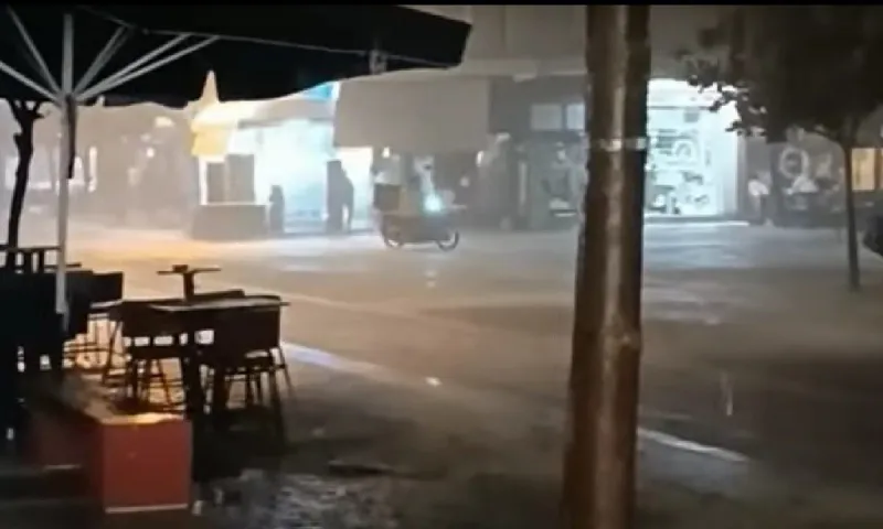 Viral: Ντελιβεράς παραδίδει εν μέσω καταιγίδας! (vid)