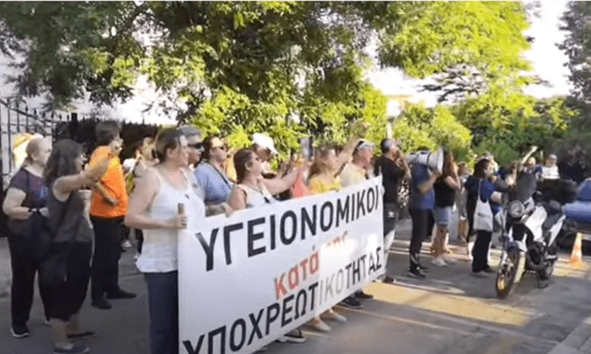 Ο Θάνος Πλεύρης με τις ανάλγητες αποφάσεις του καταδίκασε σε ανέχεια χιλιάδες υγειονομικούς, και τώρα τους «καταδικάζει» επειδή διαμαρτύρονται ειρηνικά.