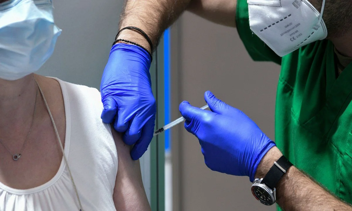 Το ΣτΕ νομιμοποίησε τον κυβερνητικό εξαναγκασμό στους άνω των 60, και το υγειονομικό πρόστιμο ντροπής, των 100 ευρώ μηνιαίως.