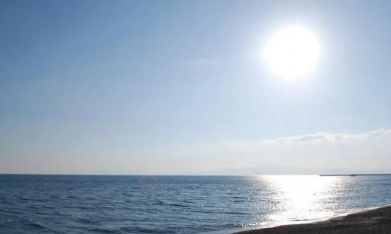 Καιρός (2/7): Ζέστη το Σάββατο - Μελτέμια στο Αιγαίο