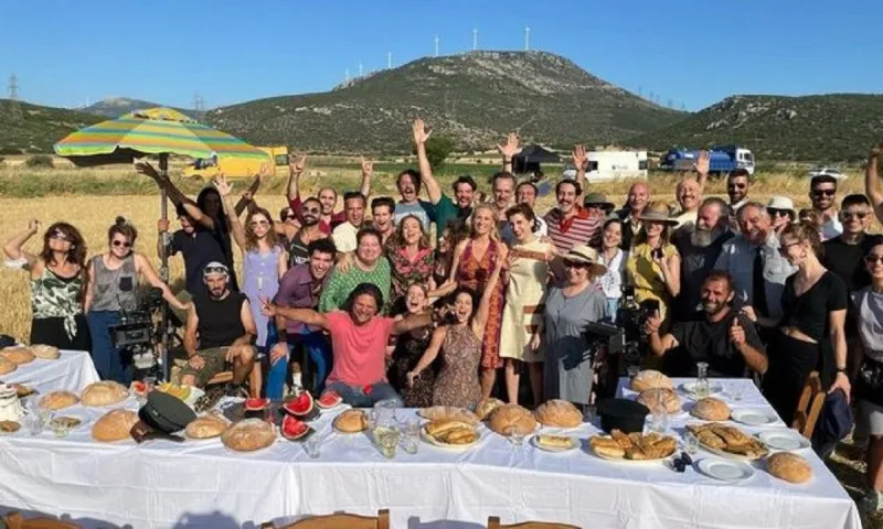 Άγριες Μέλισσες: Τα γυρίσματα ολοκληρώθηκαν, το πάρτι ξεκίνησε - Τσιφτετέλια, Ρέμος και Macarena!