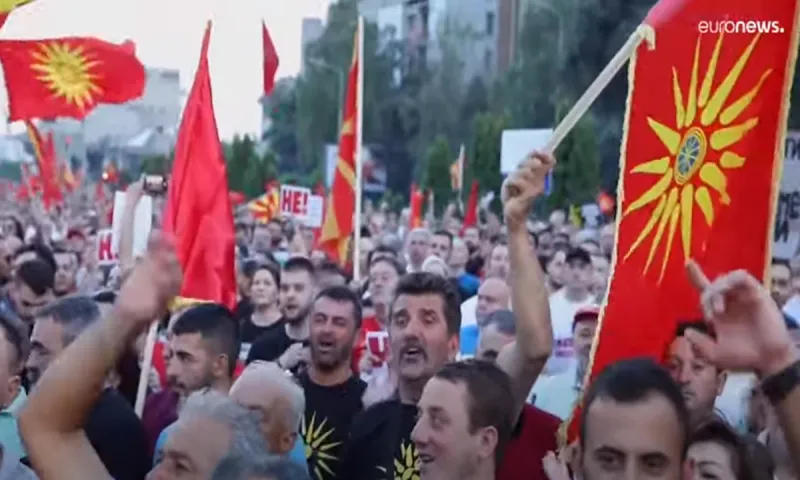«Σουρωτήρι» έχει γίνει η Συμφωνία των Πρεσπών – Χιλιάδες Σκοπιανοί ανέμισαν τον «Ήλιο της Βεργίνας»