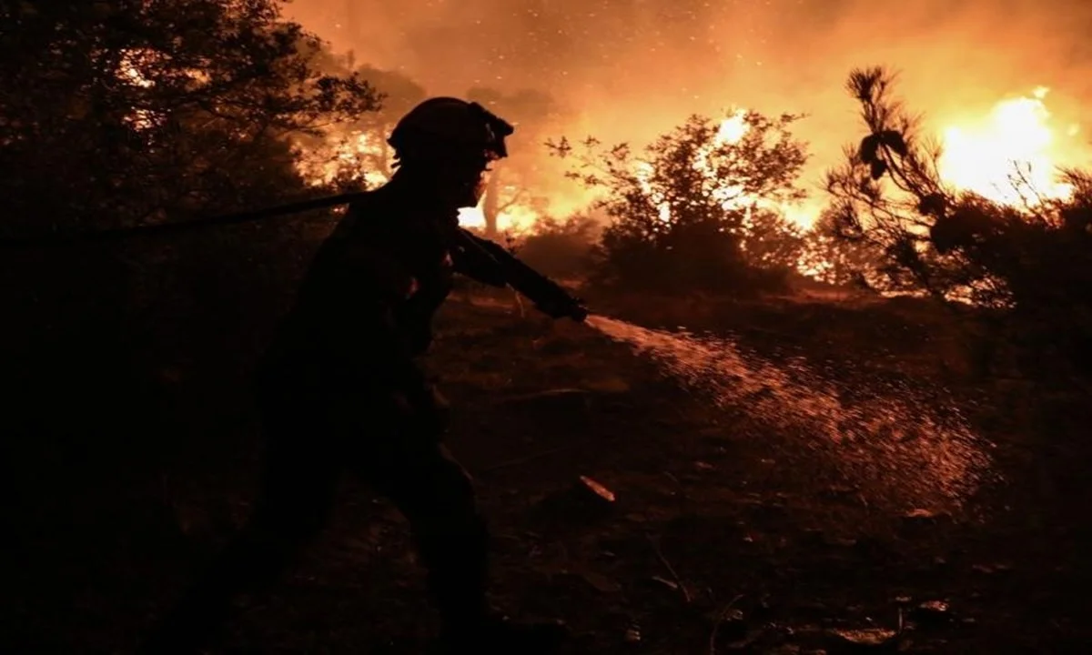 Προεκλογική... βουβαμάρα έπαθαν τα ΜΜΕ ενώ μαίνονταν ανεξέλεγκτα πολλά πύρινα μέτωπα. Έφτασε ο κόσμος να μαθαίνει νέα από το... twitter.