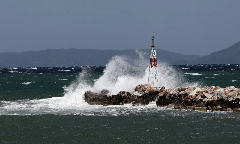 Καιρός (6/7): «Τρελοί» άνεμοι με ζέστη και την Τετάρτη - Που θα έχουμε τοπικές καταιγίδες
