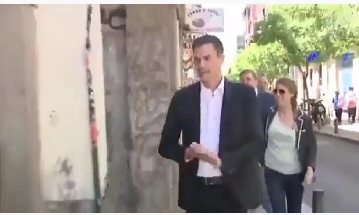 Σάλος έχει ξεσπάσει στην Ισπανία από την αντίδραση που είχε ο Ισπανός Πρωθυπουργός, αμέσως μετά τη χειραψία του με μια μαύρη γυναίκα.