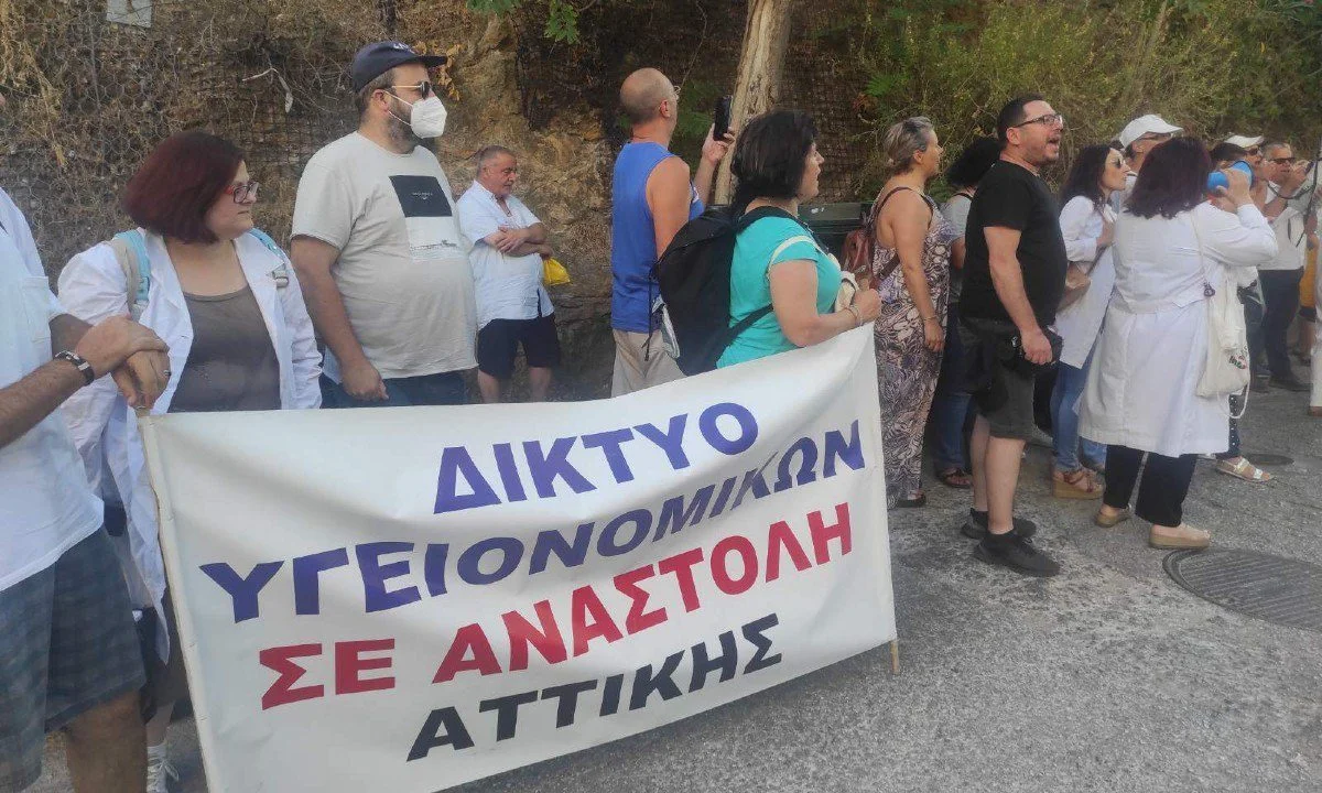 Απίστευτο! Υγειονομικοί σε αναστολή δικάζονται έπειτα από μια ειρηνική διαμαρτυρία έξω από το σπίτι του Πρωθυπουργού!