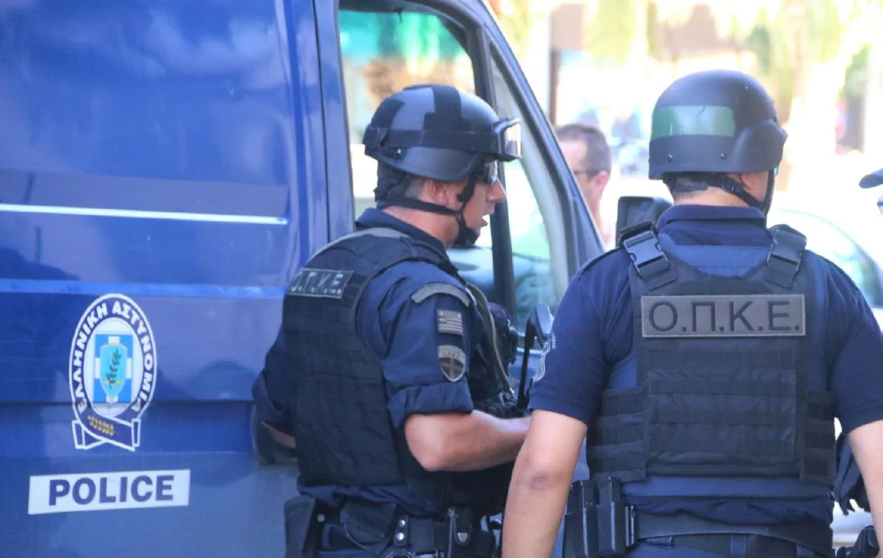 Και αναστολή και άγρια καταστολή εναντίον των υγειονομικών - Προληπτικές συλλήψεις από ΟΠΚΕ πριν επισκεφθεί την Κομοτηνή ο Μητσοτάκης.
